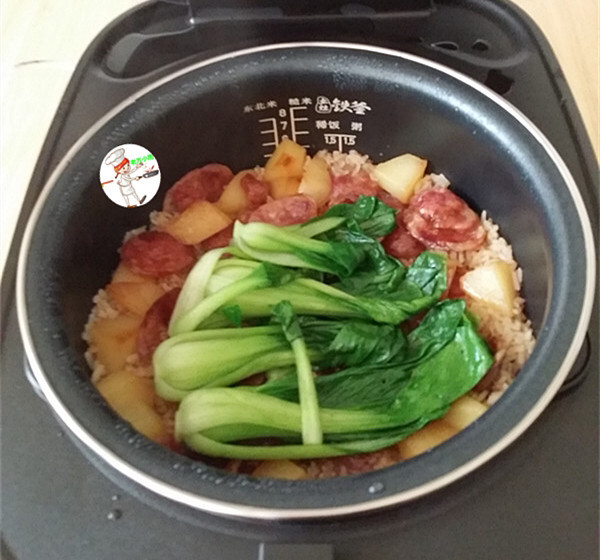 腊味糯米饭,待米饭煮好后,打开电饭煲上盖,把青菜放进去,加盖再闷5分钟