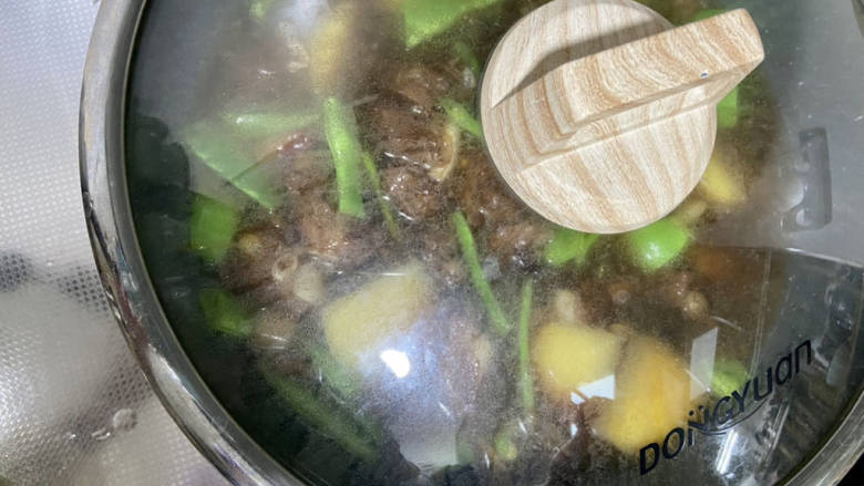 排骨土豆炖豆角,加盖,继续小火炖20分钟