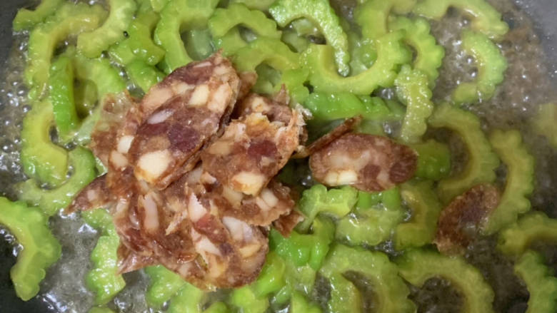 苦瓜炒腊肠片,开后加入腊肠片。