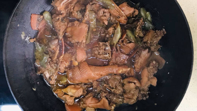 酱焖鸡块,继续煮至蔬菜软烂,汤汁收浓,就可以关火了