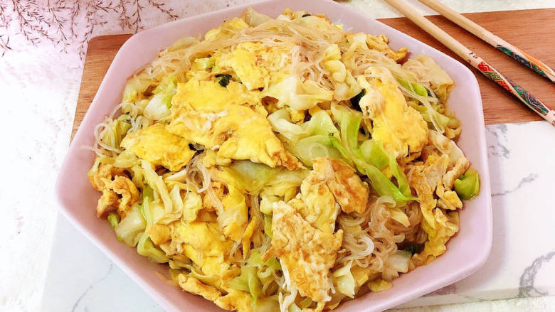 包菜粉丝炒鸡蛋,清新又美味!
