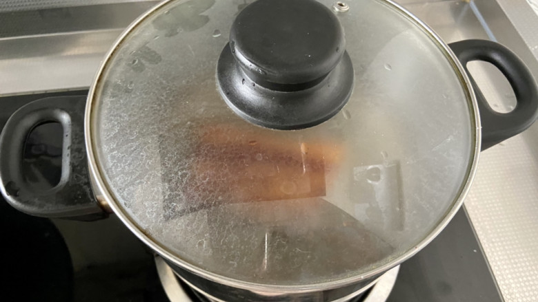 豆干炒腊肉➕豆干蒜苗炒腊肉,加入清洗干净的腊肉,煮开后,小火炖煮15分钟,可以煮出多余的盐分,让腊肉柔软不那么硬