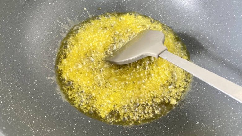 蒜香焖翅,热锅冷油,下3/4的蒜末,小火炸