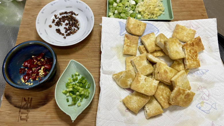椒盐豆腐,煎好的豆腐切小块,清水浸泡后的干辣椒剪小块