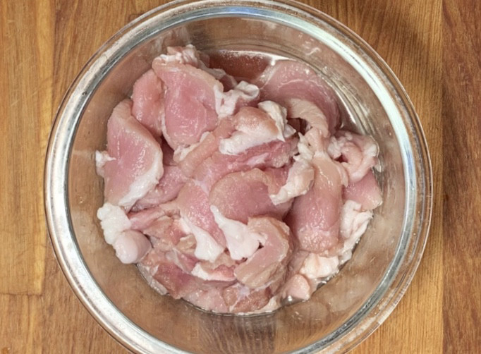 山药瘦肉汤,猪肉切片