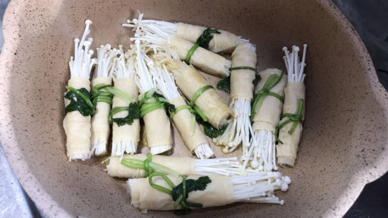 金针菇豆皮卷,放入热油锅中,煎至表面金黄