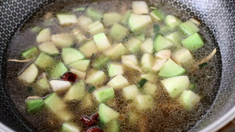 萝卜肉丸煲,翻炒均匀后,锅中倒入适量的清水。