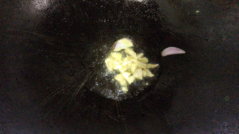 爆炒猪心,锅烧热油,加蒜丁爆炒出香味