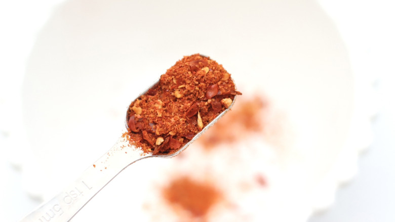 韩式泡菜鱿鱼豆腐煲,现在先来制作调料汁:碗里倒入<a style='color:red;display:inline-block;' href='/shicai/ 761'>辣椒粉</a>。
