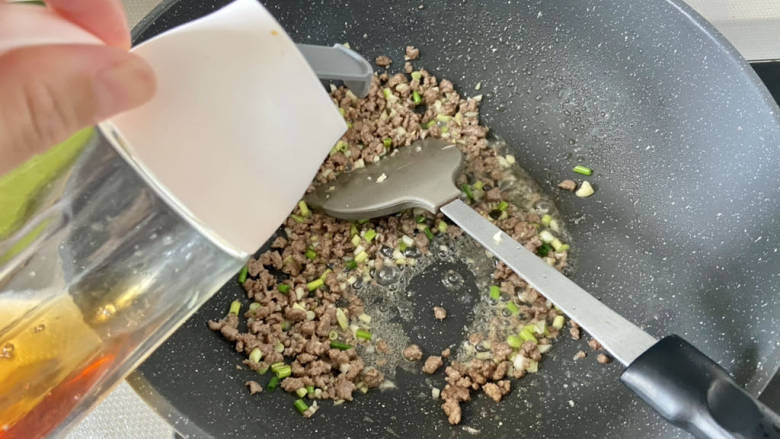 酸豆角炒茭白➕酸豆角牛肉炒茭白,淋半汤匙<a style='color:red;display:inline-block;' href='/shicai/ 718'>料酒</a>,煸炒去腥